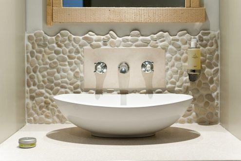 Wash basin with mirror above.
